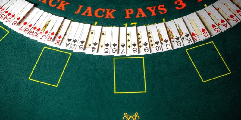 Blackjack sử dụng 6-8 bộ bài được trộn lẫn